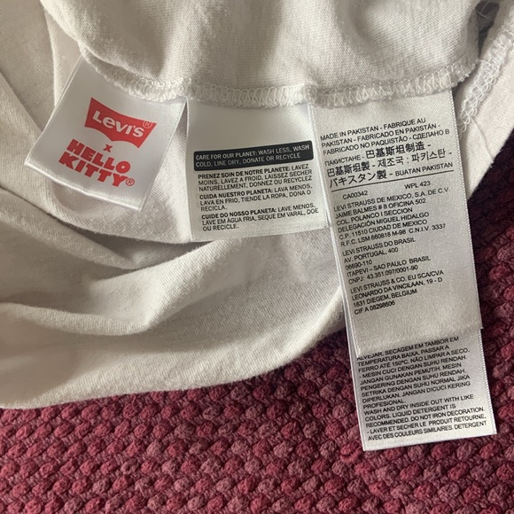 LEVI’S X HELLO KITTY SIZE M Ringer Sanrio Printed Collab T-shirt + Sticker - Picture 11 of 12